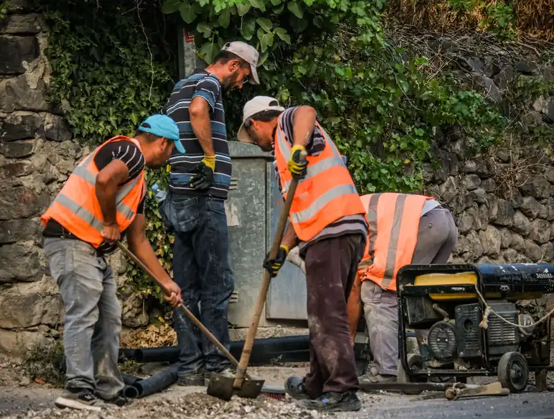 Équipe d'artisans en intervention sur un chantier
